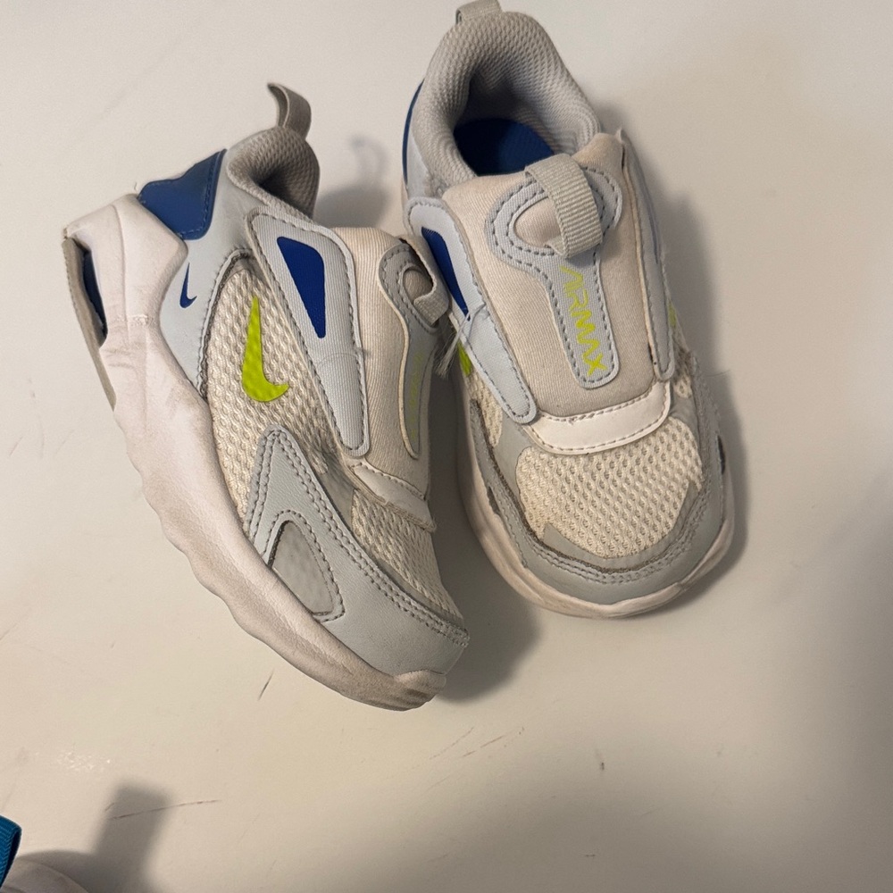 🔥5 for $10🔥Nike Kids' White, Blue, and Green Sneakers
